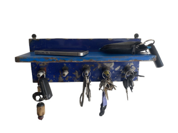 Upcycling Ablage mit 5 Schlüsselhaken aus Zündkerzen